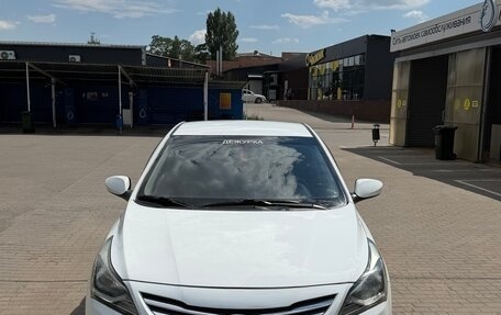 Hyundai Solaris II рестайлинг, 2015 год, 650 000 рублей, 2 фотография
