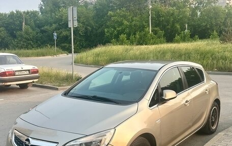 Opel Astra J, 2011 год, 640 000 рублей, 2 фотография