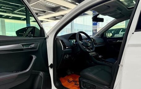 Skoda Karoq I, 2023 год, 2 100 000 рублей, 4 фотография