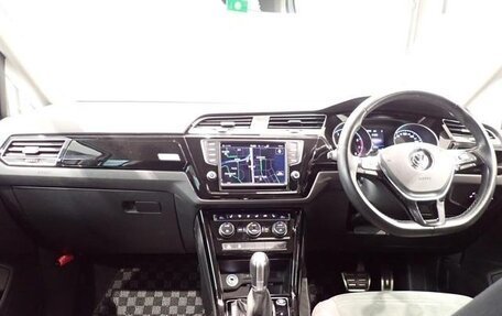 Volkswagen Touran III, 2017 год, 1 420 999 рублей, 8 фотография