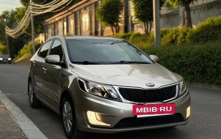 KIA Rio III рестайлинг, 2013 год, 880 000 рублей, 2 фотография