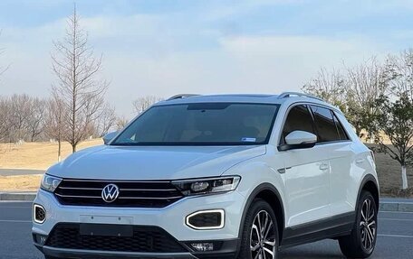 Volkswagen T-Roc I, 2022 год, 1 870 000 рублей, 1 фотография