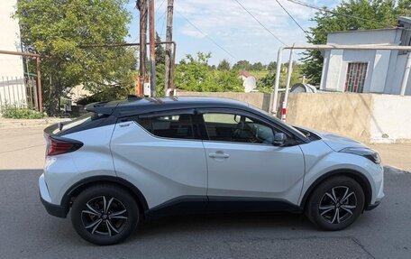Toyota C-HR I рестайлинг, 2022 год, 2 450 000 рублей, 3 фотография