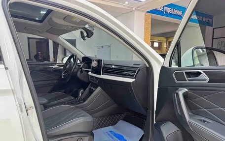 Volkswagen Tiguan II, 2022 год, 1 872 000 рублей, 10 фотография