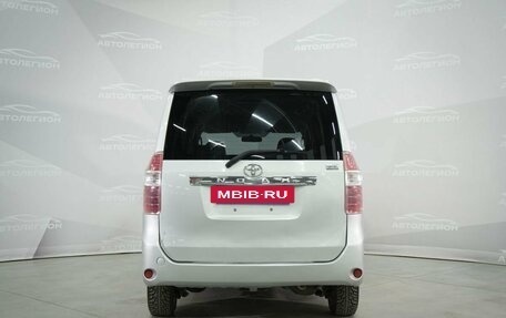 Toyota Noah III, 2007 год, 1 000 000 рублей, 6 фотография