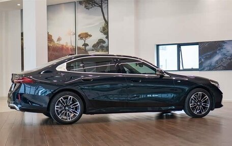 BMW 5 серия, 2024 год, 5 700 000 рублей, 5 фотография