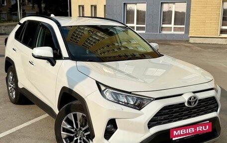 Toyota RAV4, 2019 год, 3 390 000 рублей, 2 фотография