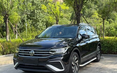 Volkswagen Tiguan II, 2023 год, 2 345 000 рублей, 1 фотография