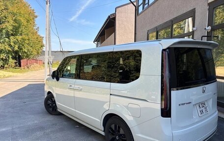 Honda Stepwgn, 2023 год, 2 370 000 рублей, 6 фотография