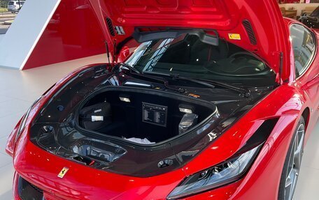 Ferrari F8, 2021 год, 27 000 000 рублей, 4 фотография