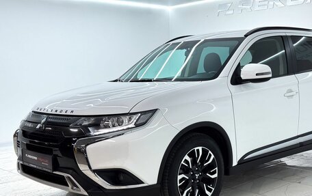 Mitsubishi Outlander III рестайлинг 3, 2022 год, 3 000 000 рублей, 2 фотография