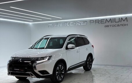 Mitsubishi Outlander III рестайлинг 3, 2022 год, 3 000 000 рублей, 3 фотография