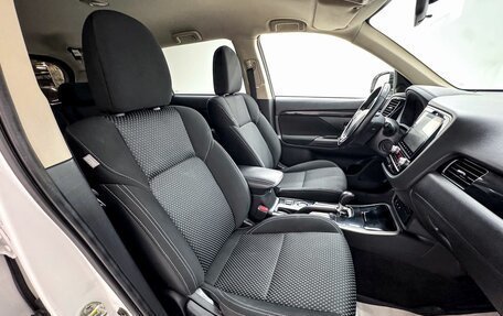 Mitsubishi Outlander III рестайлинг 3, 2022 год, 3 000 000 рублей, 10 фотография