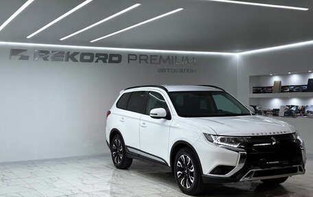 Mitsubishi Outlander III рестайлинг 3, 2022 год, 3 000 000 рублей, 5 фотография