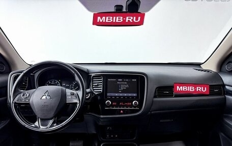 Mitsubishi Outlander III рестайлинг 3, 2022 год, 3 000 000 рублей, 8 фотография