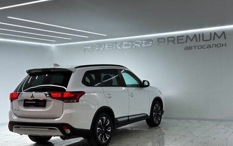 Mitsubishi Outlander III рестайлинг 3, 2022 год, 3 000 000 рублей, 29 фотография