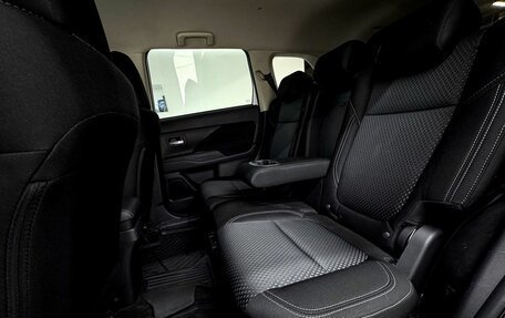 Mitsubishi Outlander III рестайлинг 3, 2022 год, 3 000 000 рублей, 22 фотография