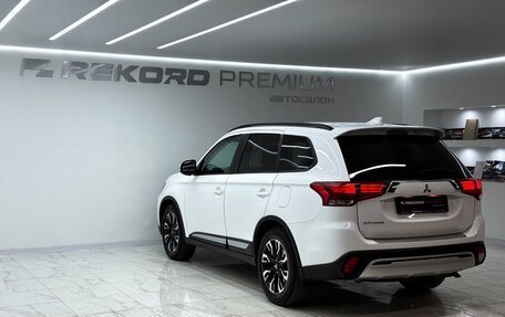 Mitsubishi Outlander III рестайлинг 3, 2022 год, 3 000 000 рублей, 31 фотография