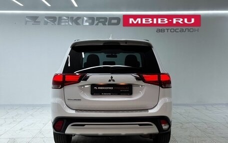 Mitsubishi Outlander III рестайлинг 3, 2022 год, 3 000 000 рублей, 30 фотография