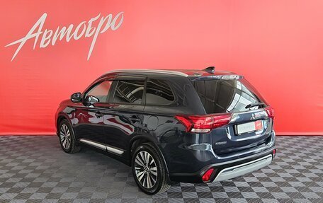 Mitsubishi Outlander III рестайлинг 3, 2018 год, 1 950 000 рублей, 3 фотография