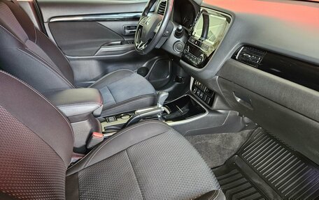 Mitsubishi Outlander III рестайлинг 3, 2018 год, 1 950 000 рублей, 10 фотография