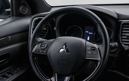 Mitsubishi Outlander III рестайлинг 3, 2021 год, 2 590 000 рублей, 16 фотография