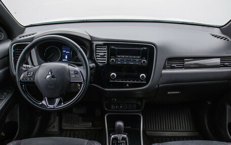Mitsubishi Outlander III рестайлинг 3, 2021 год, 2 590 000 рублей, 14 фотография