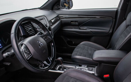 Mitsubishi Outlander III рестайлинг 3, 2021 год, 2 590 000 рублей, 11 фотография