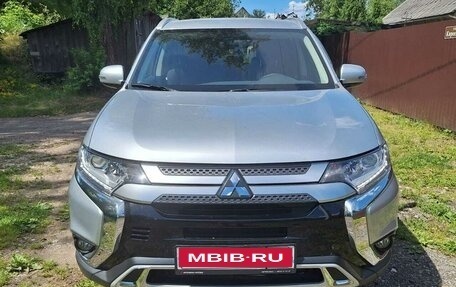 Mitsubishi Outlander III рестайлинг 3, 2019 год, 2 500 000 рублей, 1 фотография