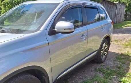 Mitsubishi Outlander III рестайлинг 3, 2019 год, 2 500 000 рублей, 2 фотография