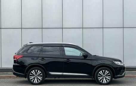 Mitsubishi Outlander III рестайлинг 3, 2020 год, 2 399 999 рублей, 5 фотография