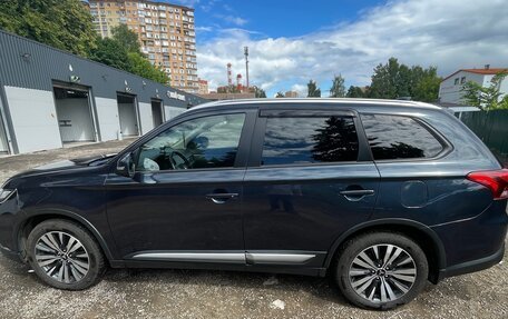 Mitsubishi Outlander III рестайлинг 3, 2019 год, 1 900 000 рублей, 4 фотография