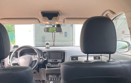 Mitsubishi Outlander III рестайлинг 3, 2019 год, 1 900 000 рублей, 6 фотография
