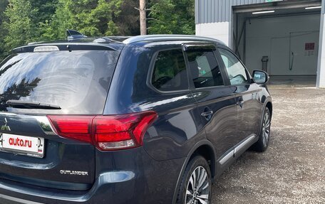 Mitsubishi Outlander III рестайлинг 3, 2019 год, 1 900 000 рублей, 11 фотография