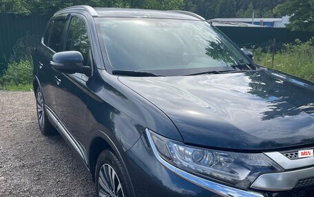 Mitsubishi Outlander III рестайлинг 3, 2019 год, 1 900 000 рублей, 13 фотография