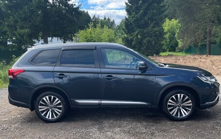Mitsubishi Outlander III рестайлинг 3, 2019 год, 1 900 000 рублей, 12 фотография
