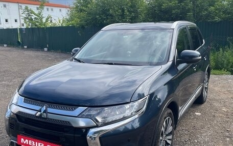 Mitsubishi Outlander III рестайлинг 3, 2019 год, 1 900 000 рублей, 15 фотография