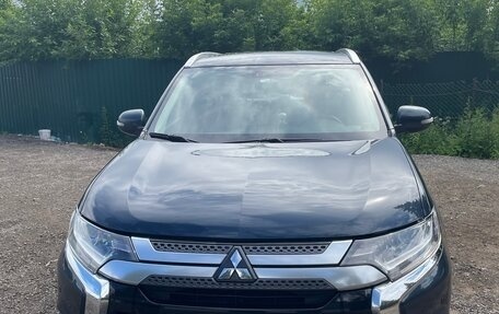 Mitsubishi Outlander III рестайлинг 3, 2019 год, 1 900 000 рублей, 14 фотография