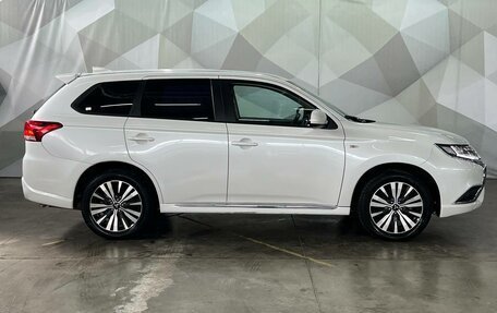 Mitsubishi Outlander III рестайлинг 3, 2022 год, 2 250 000 рублей, 7 фотография
