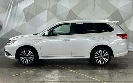Mitsubishi Outlander III рестайлинг 3, 2022 год, 2 250 000 рублей, 8 фотография