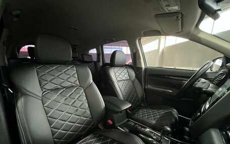 Mitsubishi Outlander III рестайлинг 3, 2022 год, 2 250 000 рублей, 9 фотография