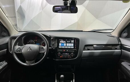 Mitsubishi Outlander III рестайлинг 3, 2022 год, 2 250 000 рублей, 11 фотография