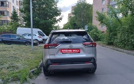 Toyota RAV4, 2021 год, 3 650 000 рублей, 7 фотография