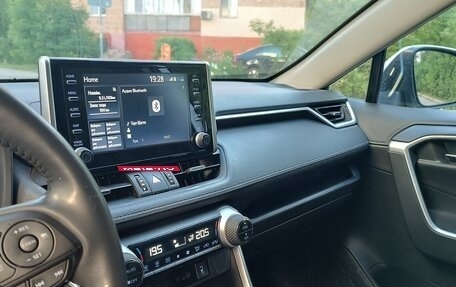 Toyota RAV4, 2021 год, 3 650 000 рублей, 21 фотография