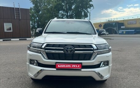 Toyota Land Cruiser 200, 2017 год, 6 100 000 рублей, 1 фотография