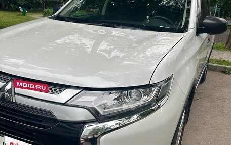 Mitsubishi Outlander III рестайлинг 3, 2020 год, 2 350 000 рублей, 1 фотография