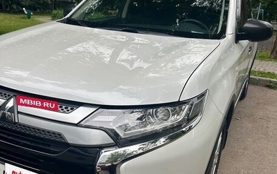 Mitsubishi Outlander III рестайлинг 3, 2020 год, 2 350 000 рублей, 1 фотография