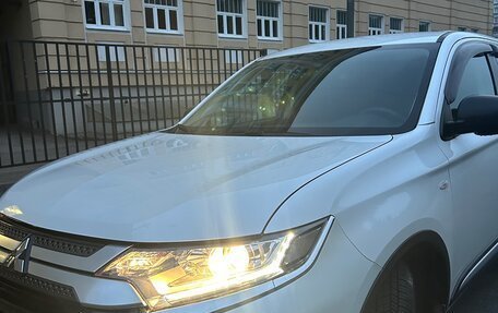 Mitsubishi Outlander III рестайлинг 3, 2020 год, 2 350 000 рублей, 3 фотография