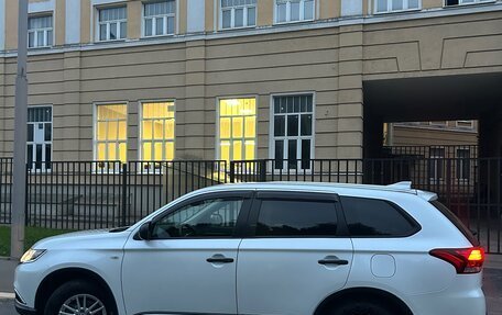 Mitsubishi Outlander III рестайлинг 3, 2020 год, 2 350 000 рублей, 4 фотография