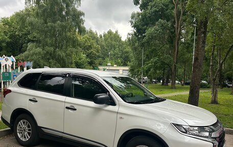 Mitsubishi Outlander III рестайлинг 3, 2020 год, 2 350 000 рублей, 2 фотография
